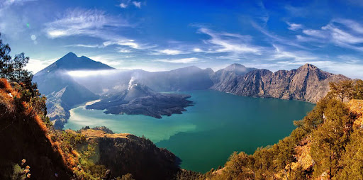 Rinjani: Surga Tersembunyi untuk Para Petualang dan Pesona Danau Segara Anak yang Menakjubkan